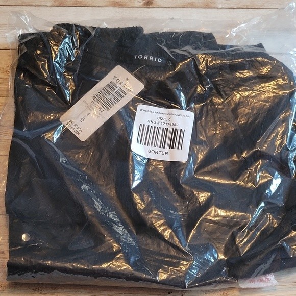 NEW Torrid Black One Shoulder Ruffle Crinkle Metallic Chiffon Blouse Size 0X - Picture 4 of 11